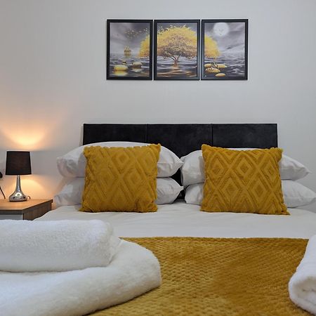Clariturf - 4 Bedroom Semi - Private Parking Near Turf Moor, Town Centre, Transport And Motorway Links Next To Canal, 3 Parks And Lake - Sky And Netflix Бърнли Екстериор снимка