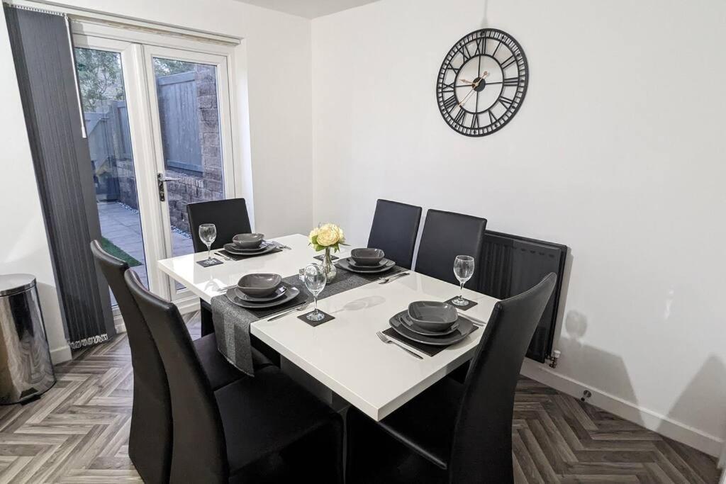 Clariturf - 4 Bedroom Semi - Private Parking Near Turf Moor, Town Centre, Transport And Motorway Links Next To Canal, 3 Parks And Lake - Sky And Netflix Бърнли Екстериор снимка