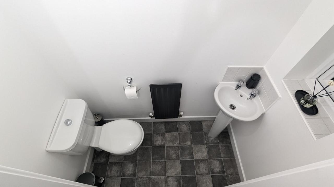 Clariturf - 4 Bedroom Semi - Private Parking Near Turf Moor, Town Centre, Transport And Motorway Links Next To Canal, 3 Parks And Lake - Sky And Netflix Бърнли Екстериор снимка