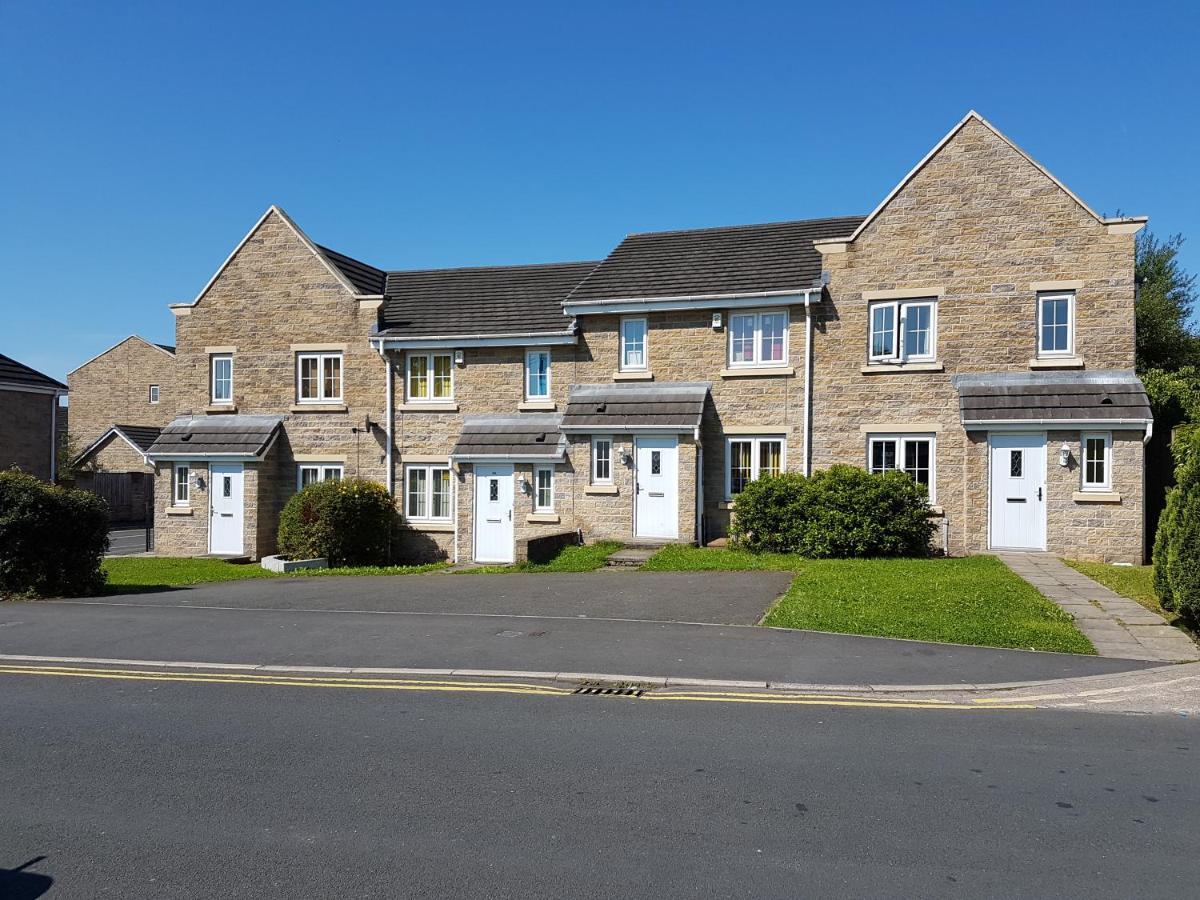 Clariturf - 4 Bedroom Semi - Private Parking Near Turf Moor, Town Centre, Transport And Motorway Links Next To Canal, 3 Parks And Lake - Sky And Netflix Бърнли Екстериор снимка