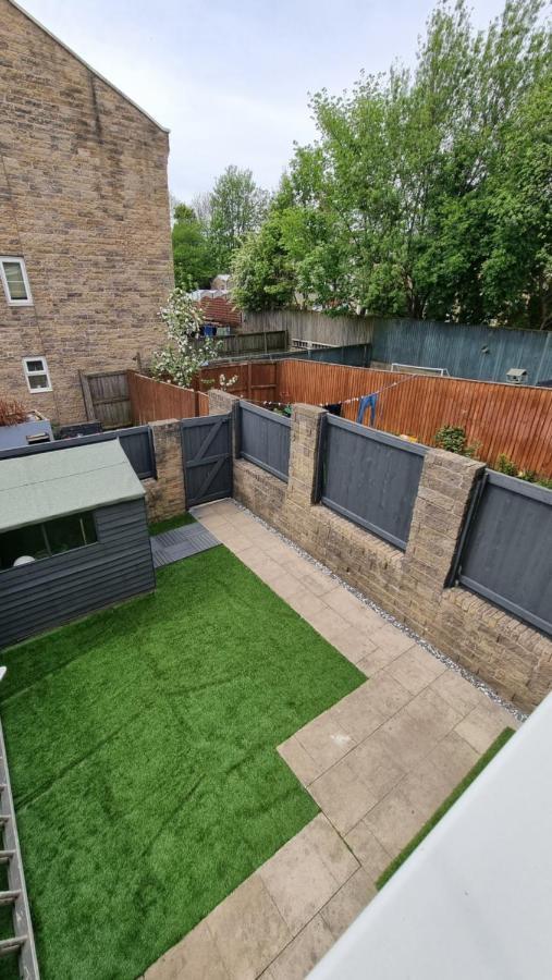 Clariturf - 4 Bedroom Semi - Private Parking Near Turf Moor, Town Centre, Transport And Motorway Links Next To Canal, 3 Parks And Lake - Sky And Netflix Бърнли Екстериор снимка