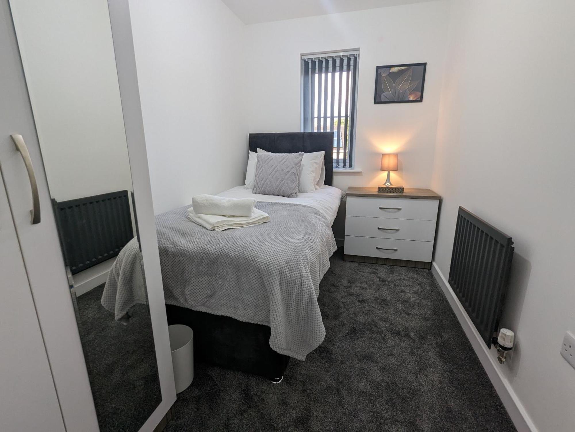 Clariturf - 4 Bedroom Semi - Private Parking Near Turf Moor, Town Centre, Transport And Motorway Links Next To Canal, 3 Parks And Lake - Sky And Netflix Бърнли Екстериор снимка
