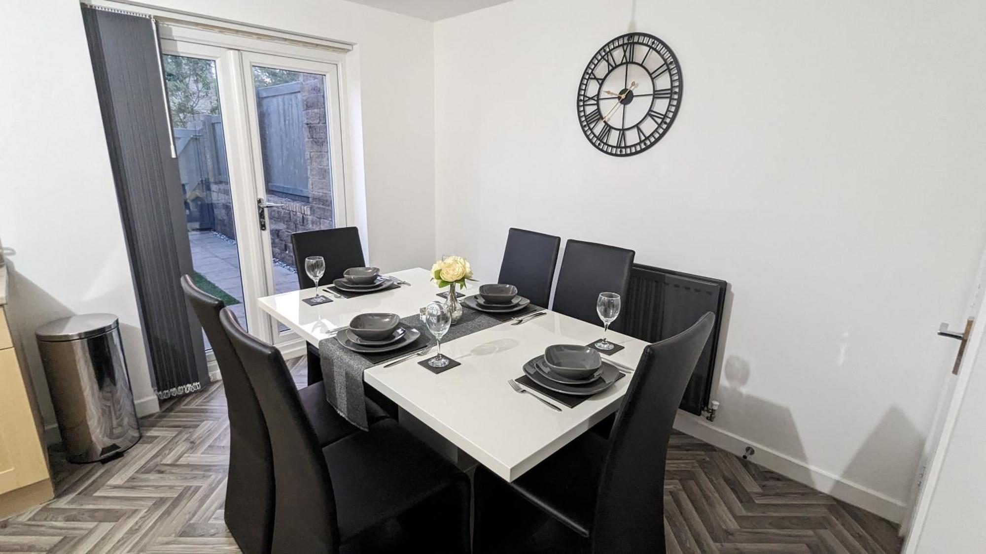 Clariturf - 4 Bedroom Semi - Private Parking Near Turf Moor, Town Centre, Transport And Motorway Links Next To Canal, 3 Parks And Lake - Sky And Netflix Бърнли Екстериор снимка