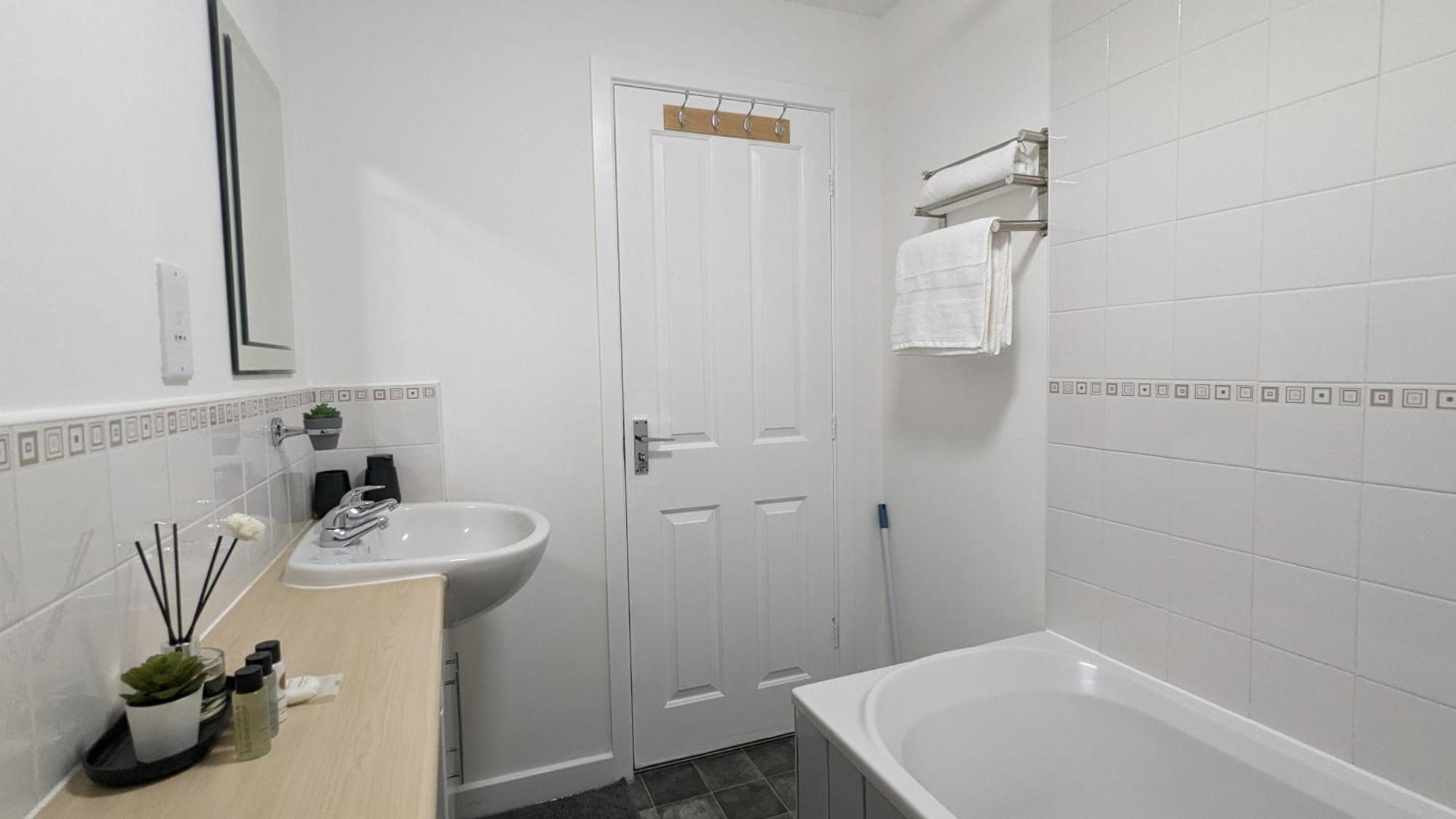 Clariturf - 4 Bedroom Semi - Private Parking Near Turf Moor, Town Centre, Transport And Motorway Links Next To Canal, 3 Parks And Lake - Sky And Netflix Бърнли Екстериор снимка