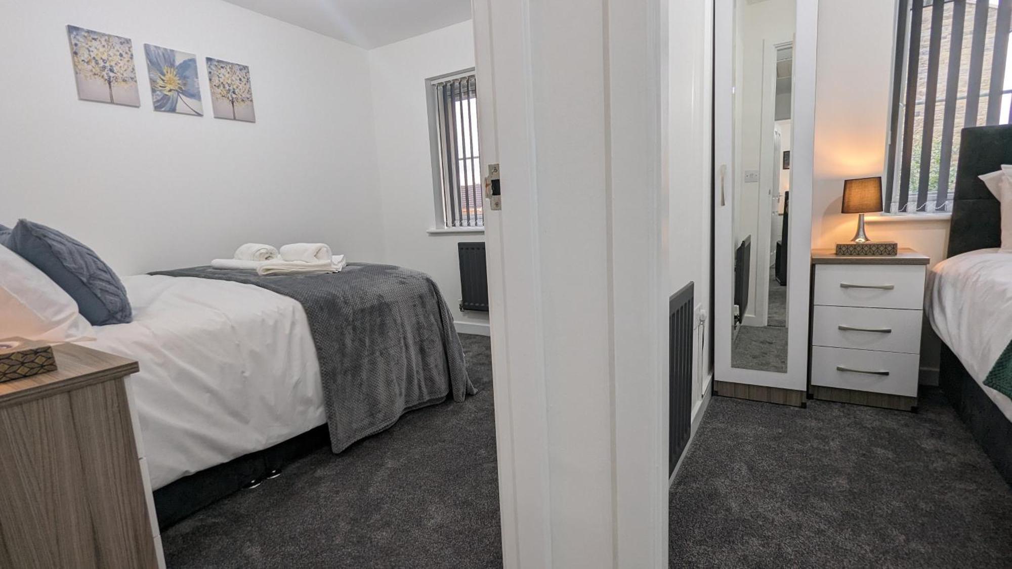 Clariturf - 4 Bedroom Semi - Private Parking Near Turf Moor, Town Centre, Transport And Motorway Links Next To Canal, 3 Parks And Lake - Sky And Netflix Бърнли Екстериор снимка