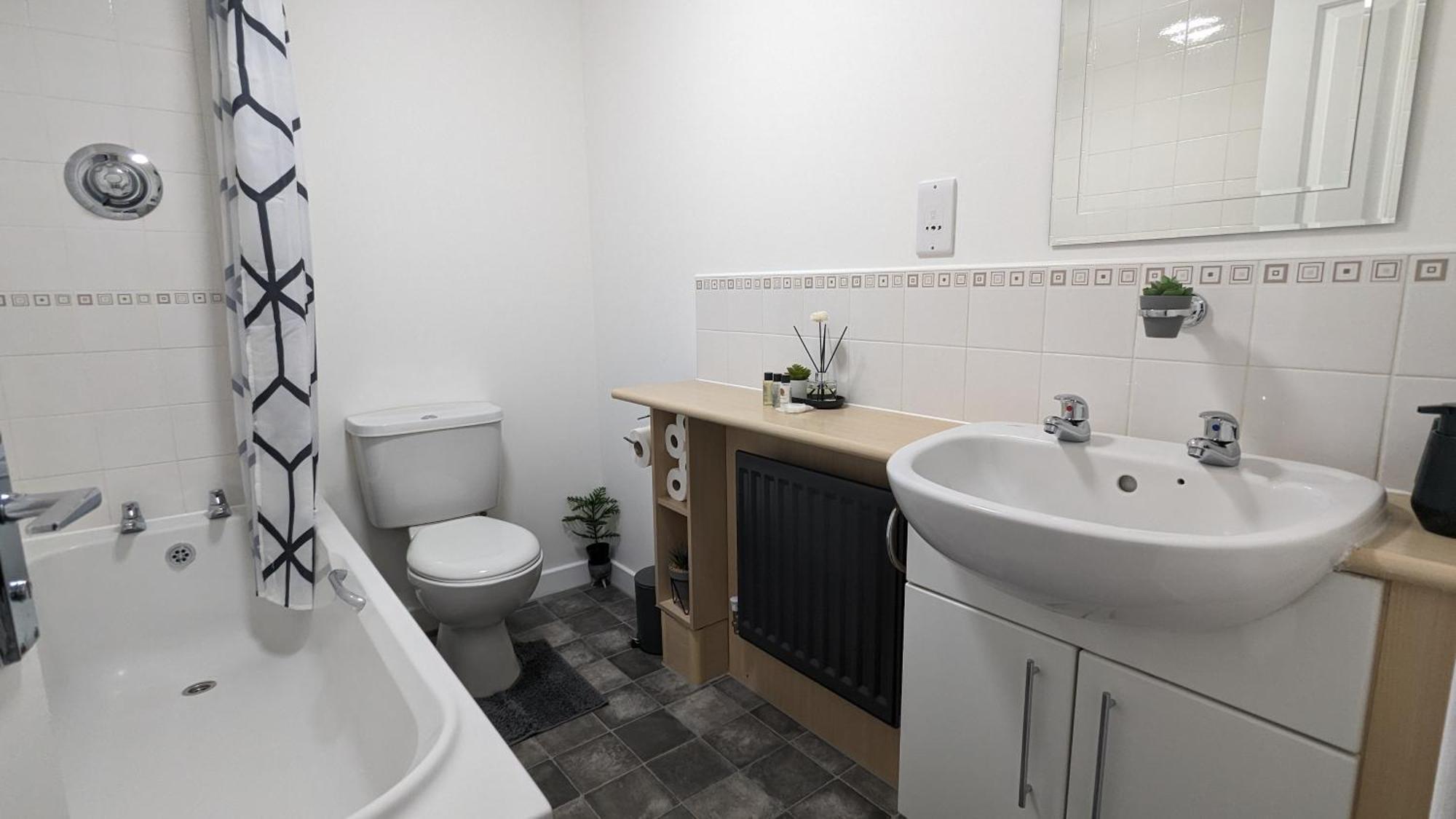 Clariturf - 4 Bedroom Semi - Private Parking Near Turf Moor, Town Centre, Transport And Motorway Links Next To Canal, 3 Parks And Lake - Sky And Netflix Бърнли Екстериор снимка