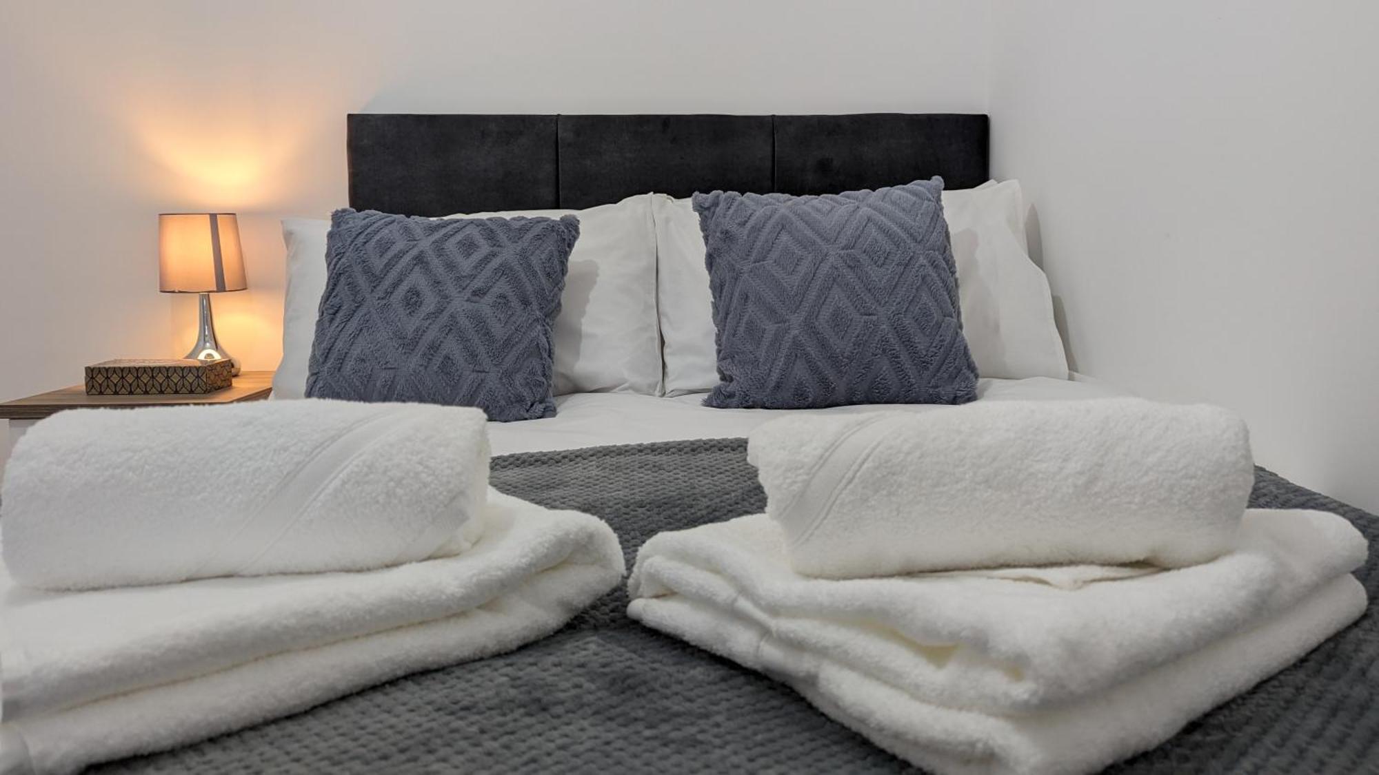 Clariturf - 4 Bedroom Semi - Private Parking Near Turf Moor, Town Centre, Transport And Motorway Links Next To Canal, 3 Parks And Lake - Sky And Netflix Бърнли Екстериор снимка