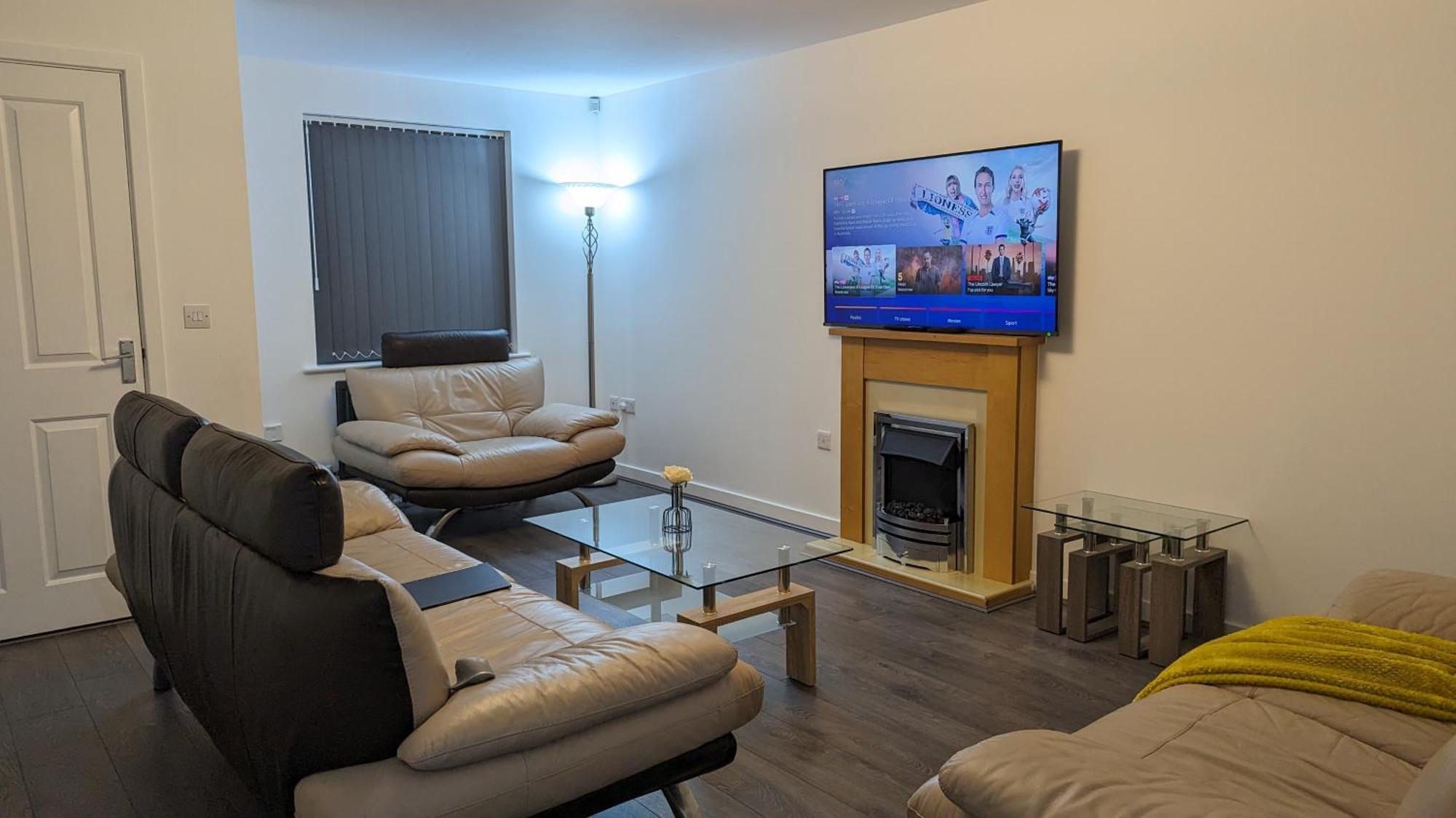 Clariturf - 4 Bedroom Semi - Private Parking Near Turf Moor, Town Centre, Transport And Motorway Links Next To Canal, 3 Parks And Lake - Sky And Netflix Бърнли Екстериор снимка